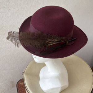 Vintage Filz Hut mit Federn Dunkle Beere